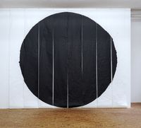 Stella Pfeiffer; BLACK CIRCLE No 1, 2021, Tusche auf Chinapapier, Durchmesser Circle: ca. 3m, Studiosituation; Foto: Stella Pfeiffer; © Stella Pfeiffer