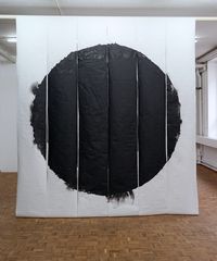 Stella Pfeiffer; BLACK CIRCLE No 2, 2021, Tusche auf Chinapapier, Durchmesser Circle: ca. 2,2 m, Studiosituation; Foto: Stella Pfeiffer; © Stella Pfeiffer
